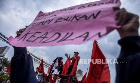 Sejumlah buruh berunjuk rasa di depan Kawasan Industri Rancaekek, Jalan Raya Rancaekek, Kabupaten Bandung, Kamis (22/10). Dalam unjuk rasa tersebut mereka menolak pengesahan UU Omnibus Law Cipta Kerja dan menuntut DPR RI dan Pemerintah untuk membuat Peraturan Pemerintah Pengganti Undang-Undang (Perppu) terkait pencabutan UU Ciptaker karena UU tersebut dianggap tidak berpihak kepada rakyat. Foto: Abdan Syakura/Republika