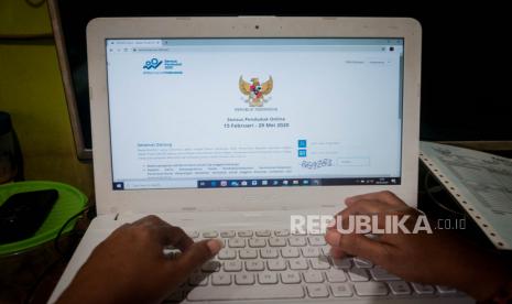 Warga mengisi kuesioner Sensus Penduduk (SP) Online 2020