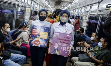 Petugas KAI Commuter Line memegang poster sosialisasi anti pelecehan seksual di Jakarta, Kamis (22/12/2022). KAI Commuter melakukan kampanye sosialisasi pencegahan pelecehan seksual untuk mengedukasi penumpang Commuter Line khususnya perempuan agar langsung melaporkan kepada petugas apabila mengalami atau melihat aksi pelecehan seksual di KRL.  