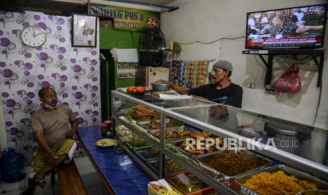 Warga menonton siaran televisi yang telah dipasang perangkat set top box (STB) di Pasar Kebayoran Lama, Jakarta, Rabu (2/11/2022). Mayoritas pedagang Pasar Kebayoran Lama sudah memasang perangkat STB atau alat konversi sinyal digital pada televisinya sebelum penghentian siaran TV analog yang dilakukan oleh Kementerian Komunikasi dan Informatika (Kominfo) di 222 wilayah di Indonesia pada 2 November 2022 pukul 24.00 WIB. Republika/Putra M. Akbar