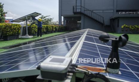 Sejumlah gedung pemerintahan maupun sekolah di Kabupaten Cirebon akan menggunakan Pembangkit Listrik Tenaga Surya (PLTS) atap. 