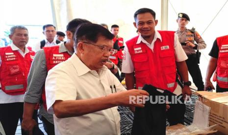 JK: Umat Islam Semangat Jadi Politikus tapi Minim Jadi Pengusaha. Foto:   Ketua Umum Palang Merah Indonesia (PMI) Jusuf Kalla (JK) saat mengunjungi penyintas korban gempa Cianjur di hunian sementara (Huntara) PMI Desa Ciputri, Kampung Tunggilis, Cianjur, Jumat (7/4/2023). 