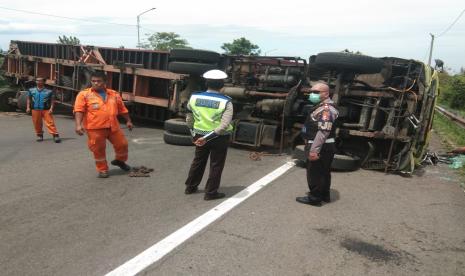  Truk Trailer Terguling di Tol Cipularang, Pengemudi Kabur