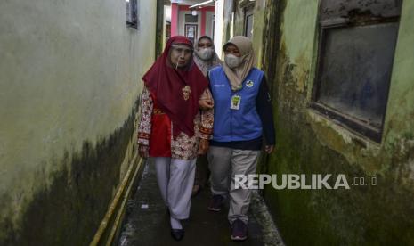 Tenaga kesehatan menjemput seorang warga lanjut usia (Lansia) untuk mengikuti vaksinasi COVID-19 di Balai Desa Sukaraja, Kabupaten Ciamis, Jawa Barat, Selasa (8/6/2021). Dinas Kesehatan Kabupaten Ciamis sudah memberikan vaksin dosis pertama kepada lansia sebanyak 8.155 orang, sedangkan dosis kedua 6.798 orang, dari jumlah sasaran penerima vaksin untuk lansia sebanyak 167.569 orang. 