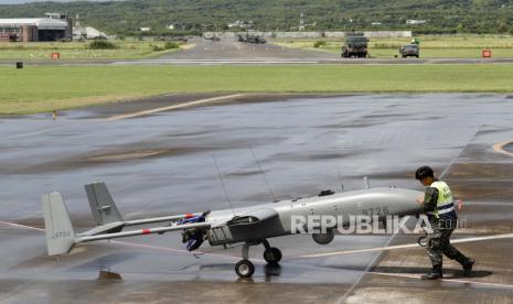  Personel angkatan laut Taiwan menggerakkan Albatross Tactical Unmanned Aircraft System selama latihan tembakan langsung di Pingtung, Taiwan, 09 Agustus 2022. Militer Taiwan mengadakan latihan tembakan langsung untuk mensimulasikan pertahanan negara terhadap invasi Tiongkok, menyusul latihan tembakan langsung Tiongkok baru-baru ini di enam wilayah maritim di sekitar Taiwan.