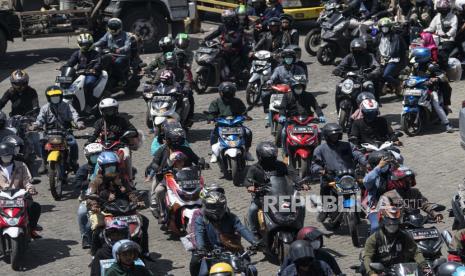 Pemudik bersepeda motor antre keluar kapal saat tiba di Pelabuhan Bakauheni, Lampung Selatan, Lampung, Kamis (29/4/2022). Pada puncak arus mudik lebaran 2022, ribuan pemudik motor memadati pelabuhan Bakauheni Lampung. 