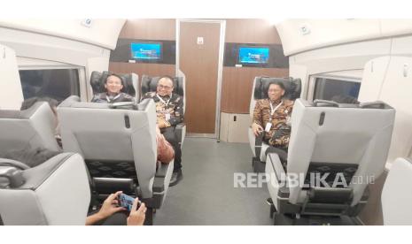 Perbedaan kursi kelas VVIP, bisnis, dan ekonomi premium di Kereta Cepat Jakarta Bandung. KCJB terdiri dari 8 gerbong.