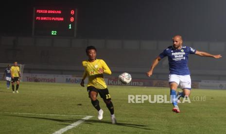 Pesepak bola Barito Putra Bayu Pradana (kiri) berebut bola dengan pesepak bola Persib Bandung Mohammed Rashid (kanan) dalam lanjutan Liga 1 2021-2022 di Stadion Indomilk Arena, Tangerang, Banten, Sabtu (4/9/2021). Persib Bandung berhasil menang tipis atas Barito Putera dengan skor 1-0. 