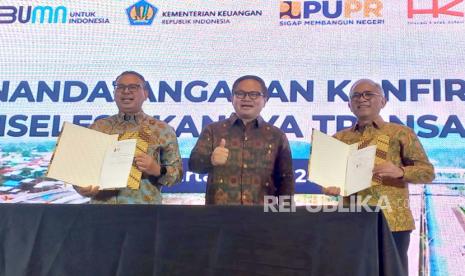 Wakil Menteri BUMN II Kartika Wirjoatmodjo (tengah), Direktur Utama PT Hutama Karya (kanan), dan Ketua Dewan Direktur INA Ridha Wirakusumah (kiri) dalam penandatanganan kerja sama investasi pengelolaan ruas tol Medan-Binjai dan Ruas Tol Bakauheni-Terbanggi Besar di Menara Danareksa, Jakarta, Kamis (13/7/2023).