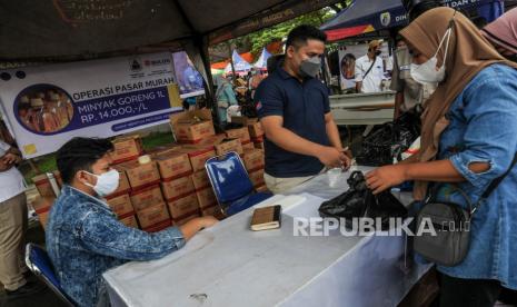 Warga membeli minyak goreng saat operasi pasar minyak goreng di Rangkasbitung, Lebak, Banten, Rabu (23/2/2022).Pemerintah daerah Kabupaten Lebak bekerjasama dengan Perum Bulog menggelar operasi minyak goreng sebanyak 2.000 liter dengan harga Rp14 ribu per liter guna memenuhi kebutuhan masyarakat. 