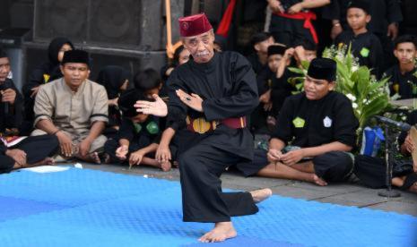 Silat Betawi. Sejumlah jagoan Betawi seperti Muhammad Djaelani dari Kwitang menjadi motor perjuangan melawan Belanda, sehingga pemerintah Kolonial melarang orang Pribumi belajar silat. Foto: Republika.