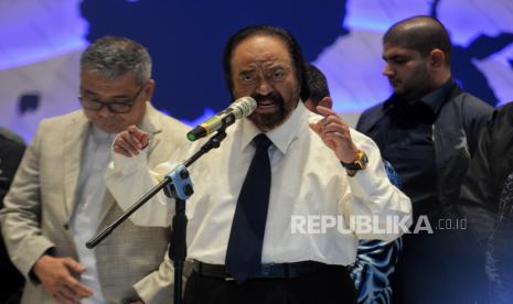 Ketua Umum Partai Nasdem Surya Paloh menyampaikan keterangan pers di Nasdem Tower, Jakarta, Kamis (5/10/2023). Dalam keterangannya, Surya Paloh menanggapi dugaan kasus yang menjerat Menteri Pertanian Syarul Yasin Limpo (SYL) yang juga politisi Partai Nasdem, dengan meminta SYL segera mengundurkan diri dari jabatannya sebagai Menteri Pertanian untuk menghormati proses penyidikan. Sebelumnya KPK telah melakukan penggeledahan dirumah dinas Syahrul Yasin Limpo pada Kamis (28/9) hingga Jumat (29/9) lalu terkait dugaan kasus korupsi di Kementerian Pertanian.