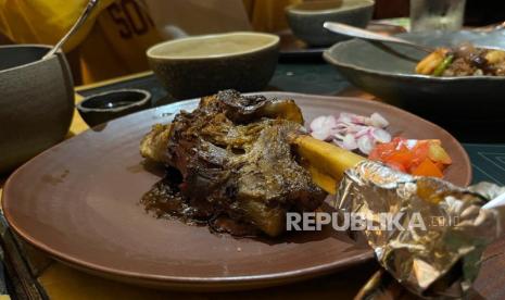 Menu utama Kambing Guling Saos Kari dari hidangan Ramadhan di Smriti Jakarta. 