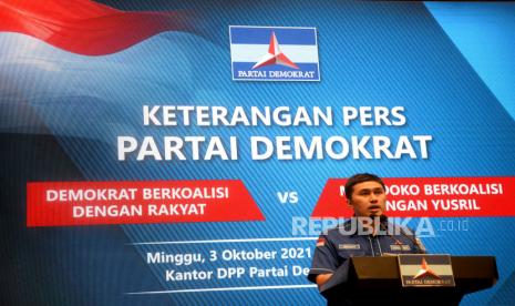 Kepala Badan Komunikasi Strategis DPP Partai Demokrat Herzaky Mahendra Putra memberikan keterangan pers di kantor DPP Demokrat, Jakarta, Ahad (3/10). Dalam keterangan tersebut DPP Demokrat mengingatkan kepada KSP Moeldoko agar menempuh cara-cara yang demokratis dan beradab jika memang ada ambisi menjadi Presiden salah satunya mendirikan partai sendiri. 