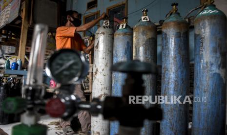 Pekerja memeriksa tabung oksigen di agen isi ulang oksigen. Pemilik apotek di Cianjur, Jawa Barat menambah stok tabung oksigen ukuran kecil yang mengalami peningkatan pemesanan sejak dua pekan terakhir, dengan setiap harinya kebutuhan tabung untuk membantu pernapasan bagi pasien COVID-19 yang menjalani isolasi mandiri di rumah mencapai 20 tabung.