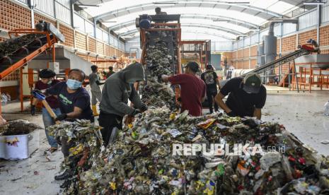 Pekerja mengolah sampah di Tempat Pengolahan Sampah Terpadu (TPST) Tegallega, Bandung, Jawa Barat, Kamis (16/1/2025). 