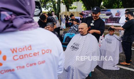 Warga mencukur rambutnya sebagai bentuk kepedulian kepada penderita kanker di Banda Aceh, Aceh, Ahad (5/2/2023). Kegiatan tersebut dalam rangka memperingati Hari Kanker Sedunia 2023 sekaligus untuk memberikan edukasi bagi masyarakat atas pentingnya kewaspadaan dan deteksi dini penyakit kanker. 