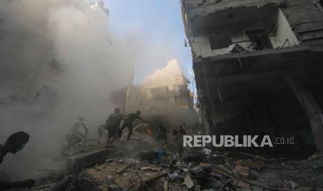 People react at the site of an Israeli rocket attack in Al-Shati refugee camp in the west of Gaza City on, 14 October 2023. The Israeli Defense Force (IDF) on 13 October called for the evacuation of all civilians of northern Gaza ahead of an expected ground invasion. More than 1,300 Israelis have been killed and over 3,200 others injured, according to the IDF, after the Islamist movement Hamas launched an attack against Israel from the Gaza Strip on 07 October. More than 2,000 Palestinians have been killed and over 8,700 others injured in Gaza since Israel launched retaliatory air strikes, the Palestinian health ministry said.  