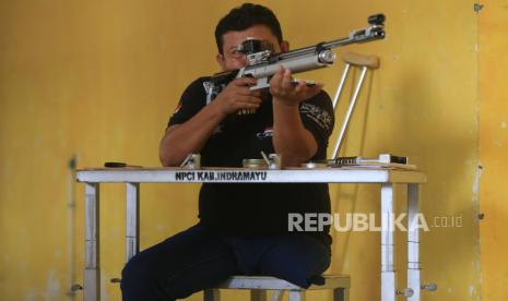 Atlet menembak National Paralympic Committee (NPC) Indramayu, Didi Kusridi mengikuti pemusatan latihan di GOR Singalodra, Indramayu, Jawa Barat, Selasa (14/9/2021). Latihan tersebut sebagai persiapan Pekan Paralimpik Nasional (Peparnas) XVI Papua November 2021 untuk mewakili Jawa Barat. 