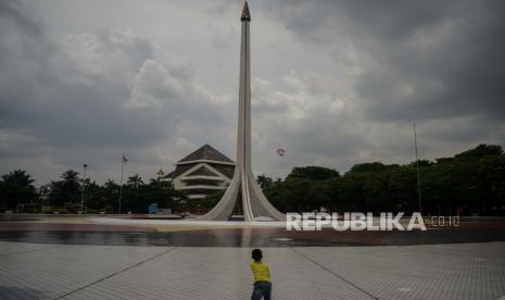 Pengunjung berwisata di area Taman Mini Indonesia Indah (TMII) di Jakarta, Jumat (30/10). Taman Mini Indonesia Indah (TMII) melakukan pembatasan jumlah pengunjung maksimal 25 persen atau 20 ribu pengunjung dari kapasitas full saat libur panjang di tengah masa PSBB transisi dan libur panjang. Republika/Thoudy Badai