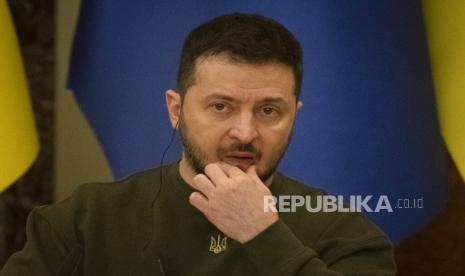 Presiden Ukraina Volodymyr Zelenskyy, menghadiri konferensi pers dengan Presiden Dewan Eropa Charles Michel setelah pertemuan mereka di Kyiv, Ukraina, Kamis, 19 Januari 2023.