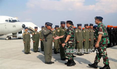  Panglima TNI, Laksamana Yudo Margono( tengah kanan) berbicara dengan Komandan Misi Kolonel Pilot Noto Casnoto (tengah kiri) dalam upacara di Pangkalan Militer Halim Perdana Kusuma di Jakarta, Senin (24/4/2023). Panglima TNI, Laksamana Yudo Margono memimpin upacara untuk mengirimkan tim penyelamat untuk memulangkan sekitar 800 WNI dari Sudan yang dilanda konflik. Tim diberangkatkan menggunakan pesawat Boeing A-7305 tipe 737-400 TNI AU yang terdiri dari 12 ABK, delapan anggota Pasukan Khusus Angkatan Udara (Kopasgat), enam anggota tim medis Tentara Nasional Indonesia (TNI), satu orang anggota. psikolog TNI, satu orang anggota Strategic Intelligence Service (BAIS) TNI, empat orang pramugari dan dua orang staf Kementerian Luar Negeri di bawah pimpinan Komandan Misi Kolonel Penerbang Noto Casnoto.