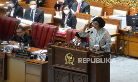 Menteri Keuangan Sri Mulyani membacakan pandangan pemerintah tentang pertanggungjawaban pelaksanaan APBN 2021 pada rapat paripurna ke-26 masa persidangan V tahun 2021-2022 di Kompleks Parlemen, Senayan, Jakarta, Kamis (30/6/2022). Rapat Paripurna tersebut beragendakan diantaranya pengambilan keputusan atas RUU pembentukan Provinsi Papua Selatan, Provinsi Papua Tengah, dan Provinsi Papua Pegunungan, Penyampaian keterangan pemerintah ata RUU tentang pertanggungjawaban pelaksanaan APBN 2021, Pengesahan calon Hakim Agung dan calon Hakim AdHoc Tipikor pada Mahkamah Agung terpilih dan pendapat fraksi-fraksi terhadap RUU usul inisiatif anggota DPR RI tentang Kesejahteraan Ibu dan Anak.Prayogi/Republika 