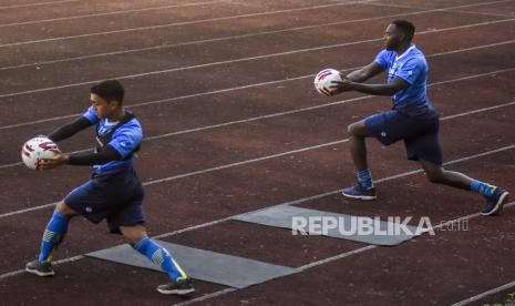 Gelandang Persib Bandung Febri Hariyadi (kiri) bersama penyerang Persib Bandung Geoffrey Castillion (kanan) menjalani sesi latihan di Stadion Gelora Bandung Lautan Api (GBLA), Kota Bandung, Selasa (25/8). Tim Persib Bandung kembali menggelar latihan untuk mengembalikan stamina dan kerja sama tim sebagai persiapan kompetisi Liga Indonesia jika dimulai kembali usai dihentikan sementara akibat pandemi Covid-19. Foto: Abdan Syakura/Republika