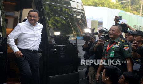 Bakal Calon Presiden Anies Baswedan saat tiba untuk menjalani pemeriksaan kesehatan di RSPAD Gatot Soebroto, Jakarta, sabtu (21/10/2023). KPU menyelenggarakan tes kesehatan bagi para kandidat capres dan cawapres pilpres 2024. Pasangan Anies-Muhaimin (AMIN) menjadi pasangan yang pertama menajalani tes kesehatan tersebut. tes kesehatan dimulai dari pagi hingga sore hari. 