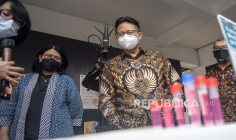 Menteri Kesehatan Budi Gunadi Sadikin (kedua kanan) didampingi Dirjen Kefarmasian dan Alat Kesehatan Rizka Andalucia (kedua kiri) mendengarkan paparan hasil penelitian berupa alat kesehatan dan diagnostik kit saat kunjungan kerja di Bandung, Jawa Barat, Kamis (14/7/2022). Kunjungan kerja tersebut dalam rangka berdiskusi dengan Senat Akademik ITB untuk merumuskan kebijakan terkait penelitian dan inovasi ITB dalam pelayanan kesehatan berbasis sains dan teknologi. 