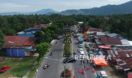 Foto udara sejumlah kendaraan yang akan masuk ke Kota Padang berbalik arah di perbatasan Jalan Adinegoro, Kota Padang, Sumatera Barat, Selasa (31/3/2020). Untuk memutus mata rantai penyebaran COVID-19, Pemkot Padang menutup akses utama ke kota itu di tiga titik, yakni di Jalan Adinegoro, Jalan St Sjahrir dan Jalan Raya Lubeg serta dialihkan ke Jl Bypass kecuali angkutan kota, kendaraan logistik dan warga setempat