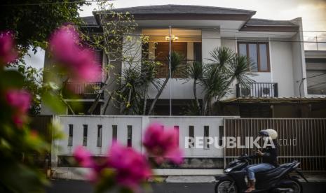 Pengendara motor melintas di depan rumah dinas Kadiv Propam Polri Irjen Pol Ferdy Sambo di Kompleks Polri DUren Tiga, Jakarta, Selasa (12/7/2022). Rumah dinas Kadiv Propam Polri Irjen Pol Ferdy Sambo terpantau sepi pasca peristiwa baku tembak antara Brigadir J dan Bharada E yang terjadi pada Jumat (8/7/2022). Republika/Putra M. Akbar