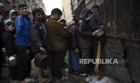 Anak-anak Palestina mengantre makanan di Rafah, Jalur Gaza selatan, Rabu, 13 Desember 2023. 