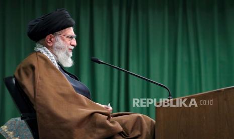  Maulid Nabi, Khemenei Ringankan Hukuman 3.780 Narapidana. Foto: Dalam gambar yang dirilis oleh situs resmi kantor pemimpin tertinggi Iran, Pemimpin Tertinggi Ayatollah Ali Khamenei berpidato di depan bangsa dalam pidato yang disiarkan televisi menandai hari kelahiran Nabi Muhammad, di Teheran, Iran, Selasa, 3 November 2020. 