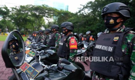 Prajurit TNI AD berada di samping sepeda motor mereka saat mengikuti Apel Gelar Pasukan TNI di Lapangan Benteng, Medan, Sumatera Utara, Rabu (14/10/2020). Apel gelar pasukan yang diikuti prajurit TNI AD, TNI AU dan TNI AL tersebut guna membantu personel kepolisian dalam menciptakan suasana aman dan kondusif di wilayah Sumatera Utara. 