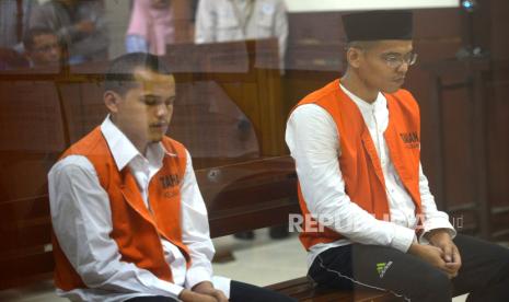 Terdakwa pembunuhan dan mutilasi, Waliyin (kiri) dan Ridduan menjalani sidang perdana di Pengadilan Negeri (PN) Sleman, Yogyakarta, Rabu (22/11/2023). Kedua tersangka merupakan pelaku pembunuhan dan mutilasi mahasiswa Universitas Muhammadiyah Yogyakarta, Redho Tri Agustian (20) pada Juli silam. Terdakwa Waliyin (29) berasal dari Magelang, dan terdakwa Ridduan (38) berasal dari Jakarta. Dalam dakwaan JPU terungkap bahwa pembunuhan ini bermula dari grup media sosial grup Facebook BDSM. Kedua terdakwa diancam pidana Pasal 340 KUHP Jo Pasal 55 ayat (1) ke 1 subsider Pasar 338 KUHP jo Pasal 55 ayat (1) ke 1 KUHP.