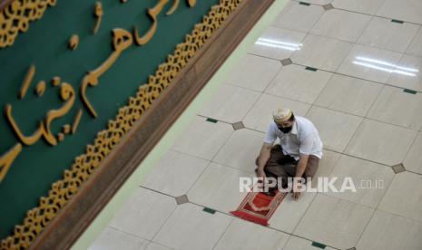 Warga usai melaksanakan ibadah shalat Jumat di Masjid Agung Al Barkah, Kota Bekasi, Jawa Barat, Jumat (4/2/2022). Majelis Ulama Indonesia memperbolehkan shalat Jumat di ganti menjadi shalat Dzuhur saat kasus covid-19 meningkat sebagai antisipasi penyebaran Covid-19 ditempat ibadah. Republika/Thoudy Badai