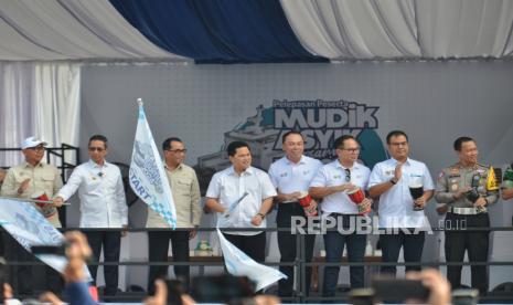 Menteri BUMN Erick Thohir (keempat kiri) didampingi Menteri Perhubungan Budi Karya Sumadi (ketiga kiri) dan Penjabat Gubernur Jakarta Heru Budi Hartono (kedua kiri) saat melepas keberangkatan peserta program Mudik Asyik bersama BUMN 2024 di kawasan Monumen Nasional (Monas), Jakarta, Jumat (5/4/2024). Kementerian BUMN kembali menggelar program mudik gratis bagi masyarakat dengan jumlah peserta mudik hampir 100.000 pemudik atau meningkat 40 persen dari jumlah peserta mudik tahun lalu. Menteri BUMN Erick Thohir menuturkan, program mudik tersebut merupakan bentuk BUMN hadir untuk masyarakat sekaligus berkontribusi dalam mendukung terciptanya mudik aman, nyaman serta kondusif mengingat angka kecelekaan selama mudik 2023 didominasi oleh kendaraan roda dua mencapai 77 persen.