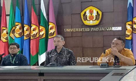 Wakil Rektor Bidang Akademik dan Kemahasiswaan Prof Arief Sjamsulaksan Kartasasmita (tengah) dan Kepala Kantor SMUP, Seleksi Masuk Universitas Padjadjaran Anas menjelaskan seleksi masuk Unpad tahun 2024. 