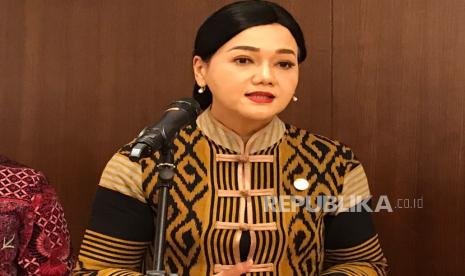 Anggota Dewan Komisaris Otoritas Jasa Keuangan (OJK) Bidang Edukasi dan Perlindungan Konsumen, Friderica Widyasari saat menjelaskan mengenai sosialisasi pengawasan perilaku pelaku jasa keuangan dan perlindungan konsumen di Hotel Grand Hyatt, Jakarta, Selasa (14/3/2023). 