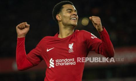 Pemain Liverpool Cody Gakpo melakukan selebrasi  setelah mencetak gol 3-0  pada pertandingan sepak bola Liga Premier Inggris antara Liverpool FC dan Manchester United di Liverpool, Inggris, Senin (6/3/2023) dini hari WIB. 