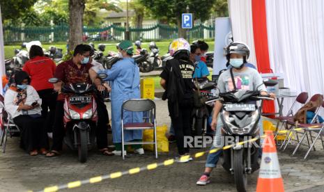 Tenaga kesehatan menyuntik vaksin Covid-19 di Area Parkir Sendratari Ramayana, Prambanan, Sleman, Yogyakarta, Senin (5/4). Vaksinasi ini menyasar pelaku usaha pariwisata, pelayan sektor publik, dan tenaga transportasi. Jumlah sasaran vaksin sebanyak 5 ribu orang.