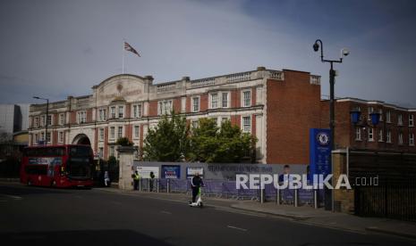 Pagar dan penjaga keamanan menghentikan pengunjung yang mendekati stadion Stamford Bridge Chelsea, tidak digambarkan, di pintu masuk, di London, tindakan yang diberlakukan pada hari-hari non-pertandingan karena sanksi pemerintah Inggris terhadap pemilik miliarder klub Rusia Roman Abramovich, Senin, 18 April 2022.