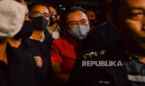 Ditangkap. Buronan BLBI yang juga terpidana kasus cessie Bank Bali Djoko Tjandra, digiring pihak kepolisian setibanya di Bandara Halim Perdanakusuma, Jakarta, Kamis (30/7). Djoko Tjandra ditangkap pihak kepolisian setelah menjadi buron sekitar 11 tahun usai berhasil kabur dari jerat hukum pada 2009 lalu. 