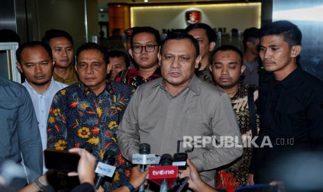 Ketua KPK non-aktif Firli Bahuri memberikan keterangan usai menjalani pemeriksaan oleh penyidik Polda Metro Jaya dan Bareskrim Polri sebagai tersangka di Bareskrim Polri, Jakarta,  Jumat (1/12/2023). Firli Bahuri diperiksa selama sekitar 9 jam oleh penyidik untuk dimintai keterangan terkait kasus dugaan pemerasan oleh pimpinan KPK terhadap tersangka mantan Menteri Pertanian Syahrul Yasin Limpo (SYL).