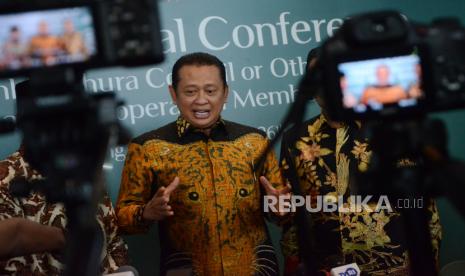 Ketua MPR RI Bambang Soesatyo menyampaikan keterangan pers usai penutupan Konferensi Internasional Ketua Lembaga Majelis Permusyawaratan Rakyat, Majelis Suro, atau Nama Sejenis Lainnya dari Negara-negara Anggota Organisasi Kerjasama Islam (OKI), di Hotel Pullman, Kota Bandung, Rabu (26/10/2022). Konferensi tersebut melahirkan tujuh poin deklarasi, di antaranya ikut melaksanakan keterlibatan dunia berdasarkan kemerdekaan, perdamaian abadi, dan keadilan sosial. Serta kerja sama mengatasi tantangan dunia seperti masalah kemanusiaan, sumber daya alam, lingkungan hidup, keadilan, peran perempuan, dan generasi muda.