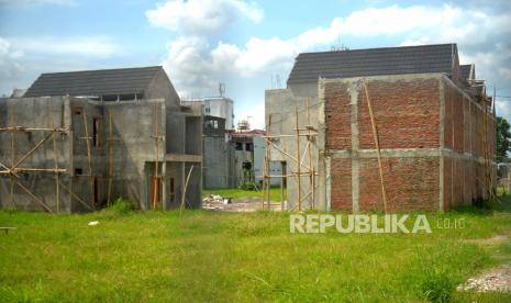 Beberapa rumah yang berada di atas tanah kas desa (TKD), Caturtunggal, Sleman, Yogyakarta, Kamis (18/5/2023). Penyegelan bangunan perumahan ini merupakan ketiga yang dilakukan oleh Satpol PP DIY. Penyalahgunaan TKD ini banyak dibangun perumahan dan kafe tanpa izin. Kejati DIY saat ini sudah menahan dua orang tersangka yakni Direktur Utama PT Deztama Putri Sentosa, RS dan Lurah Caturtunggal AS serta 43 saksi dalam kasus penyalahgunaan TKD ini.