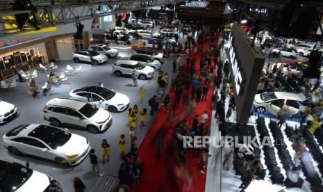 Pengunjung melihat mobil yang dipamerkan dalam Indonesian International Motor Show (IIMS) 2024 di JIExpo Kemayoran, Jakarta, Kamis (15/2/2024). 