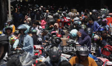 Pemudik motor antre menaiki kapal ferry di Pelabuhan Ciwandan, Cilegon, Banten, Ahad (7/4/2024). 