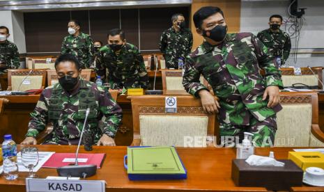 Panglima TNI Marsekal Hadi Tjahjanto (kanan) bersama Kepala Staf TNI Angkatan Darat (KSAD) Jenderal Andika Perkasa.